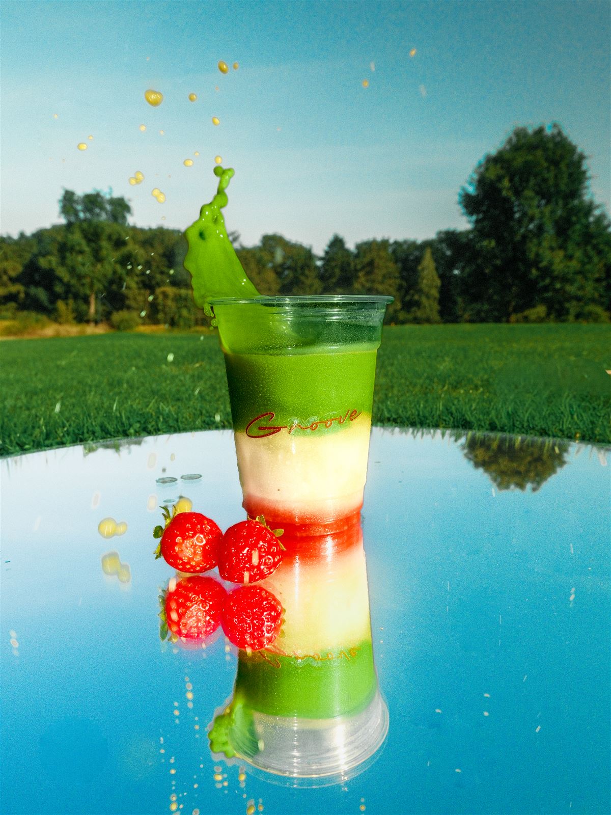 Geschichteter Erdbeer-Matcha mit Spritzer