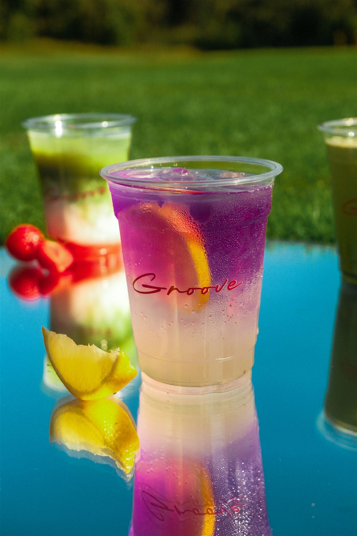 Lila-gelbe Limonade im Groove-Becher